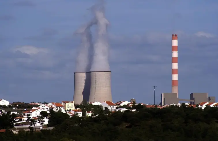 A Central do Pego a emanar fumo para os céus.